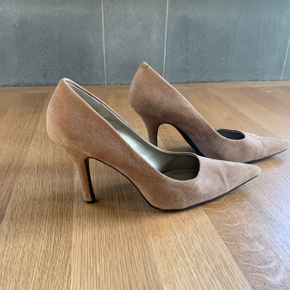 Nine West beige suede pumps size 8